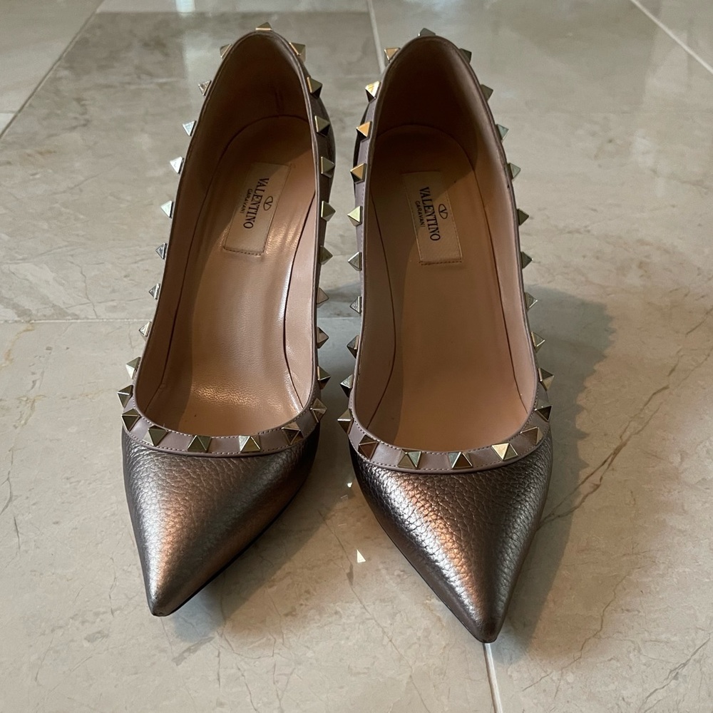 Valentino Rockstud Pump in Bronze